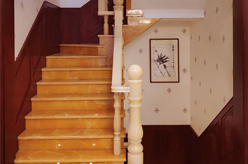 华安中式别墅室内汉白玉石楼梯的定制安装装饰效果