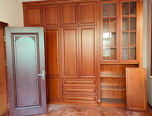 华安中式家庭装修里定制的实木衣柜效果图